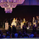 Live Band mit tanzendem Publikum im Maritim Hotel Stuttgart