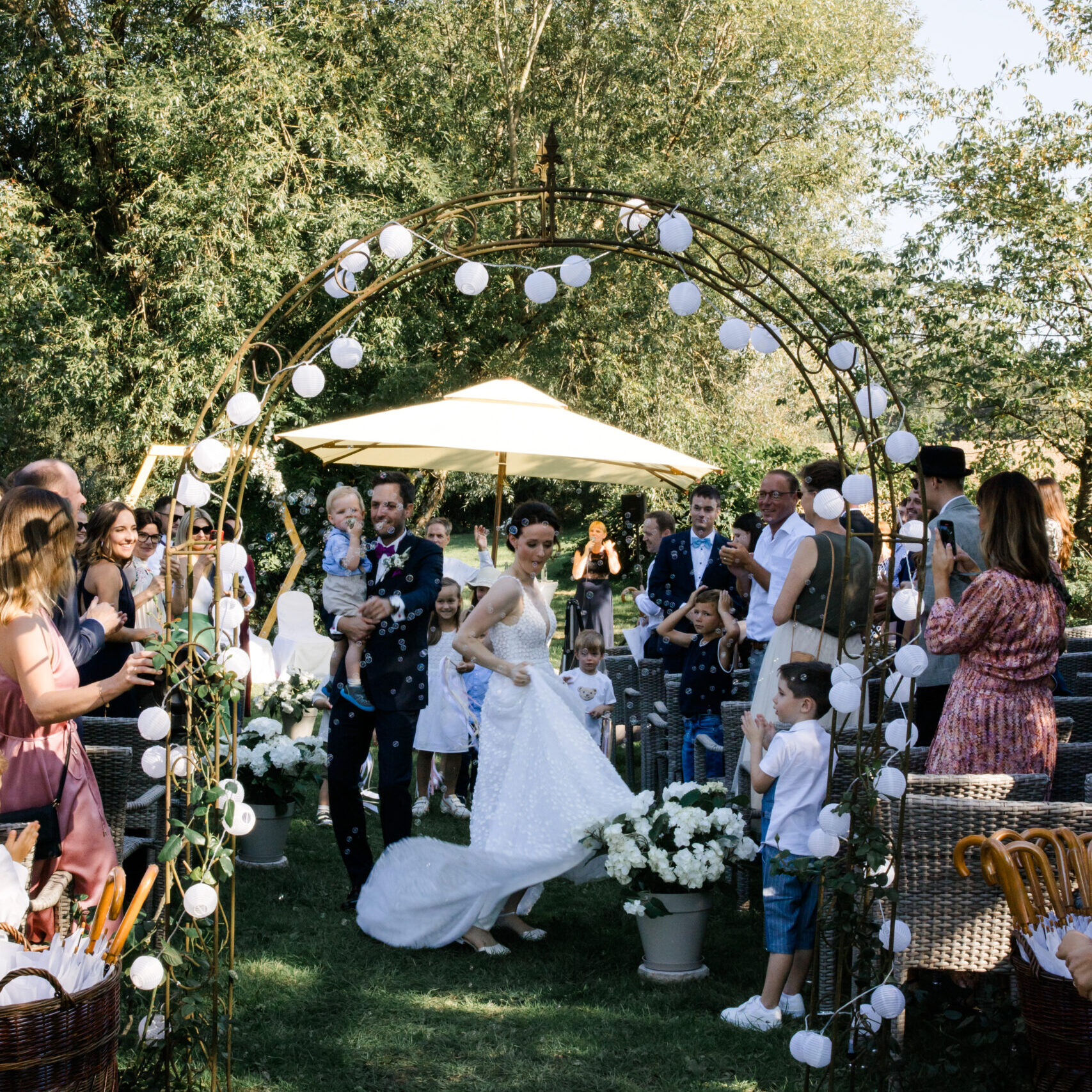 Auszug eines jubelndes Hochzeitspaares
