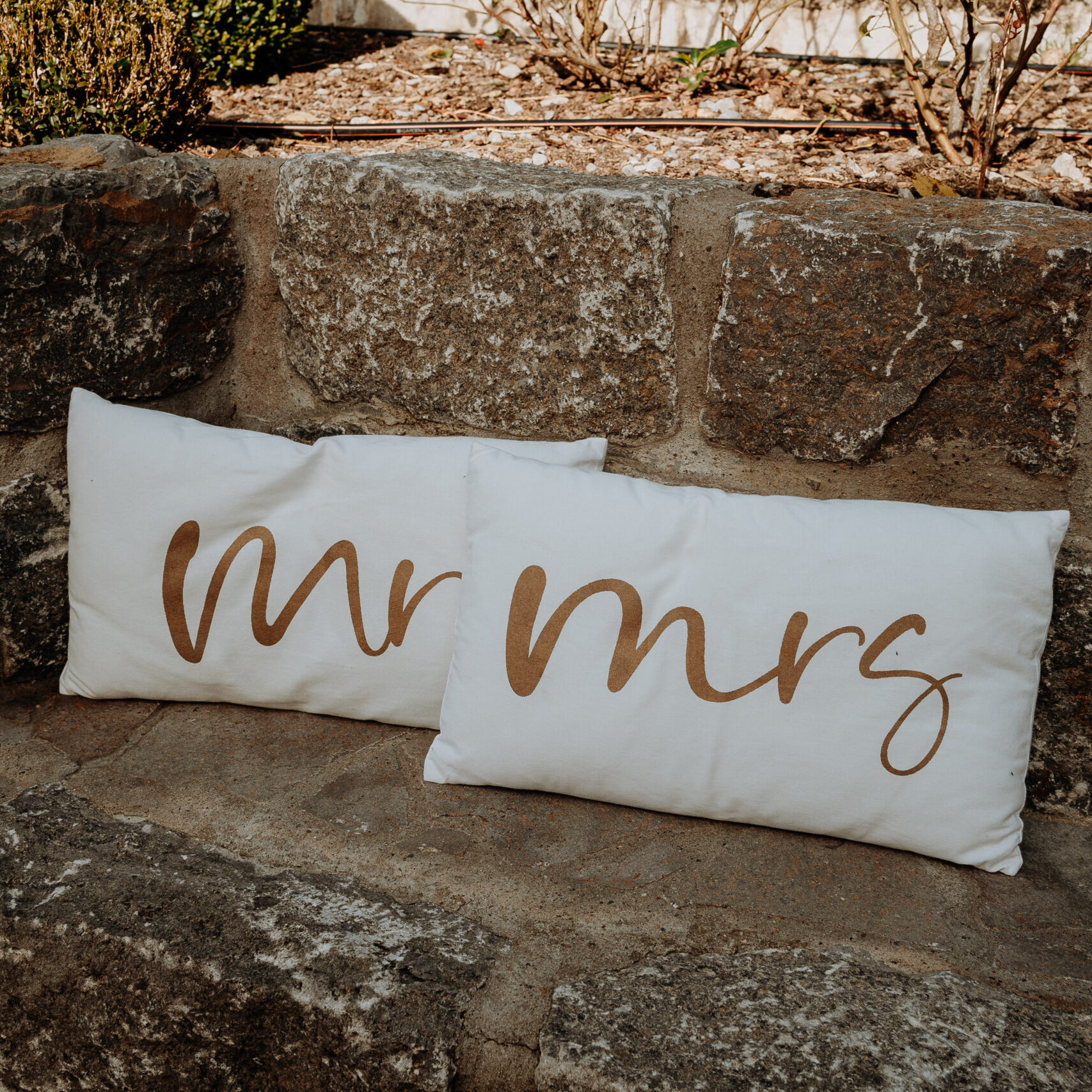 Mr. and Mrs. Dekorationskissen in cremefarben mit brauner Aufschrift