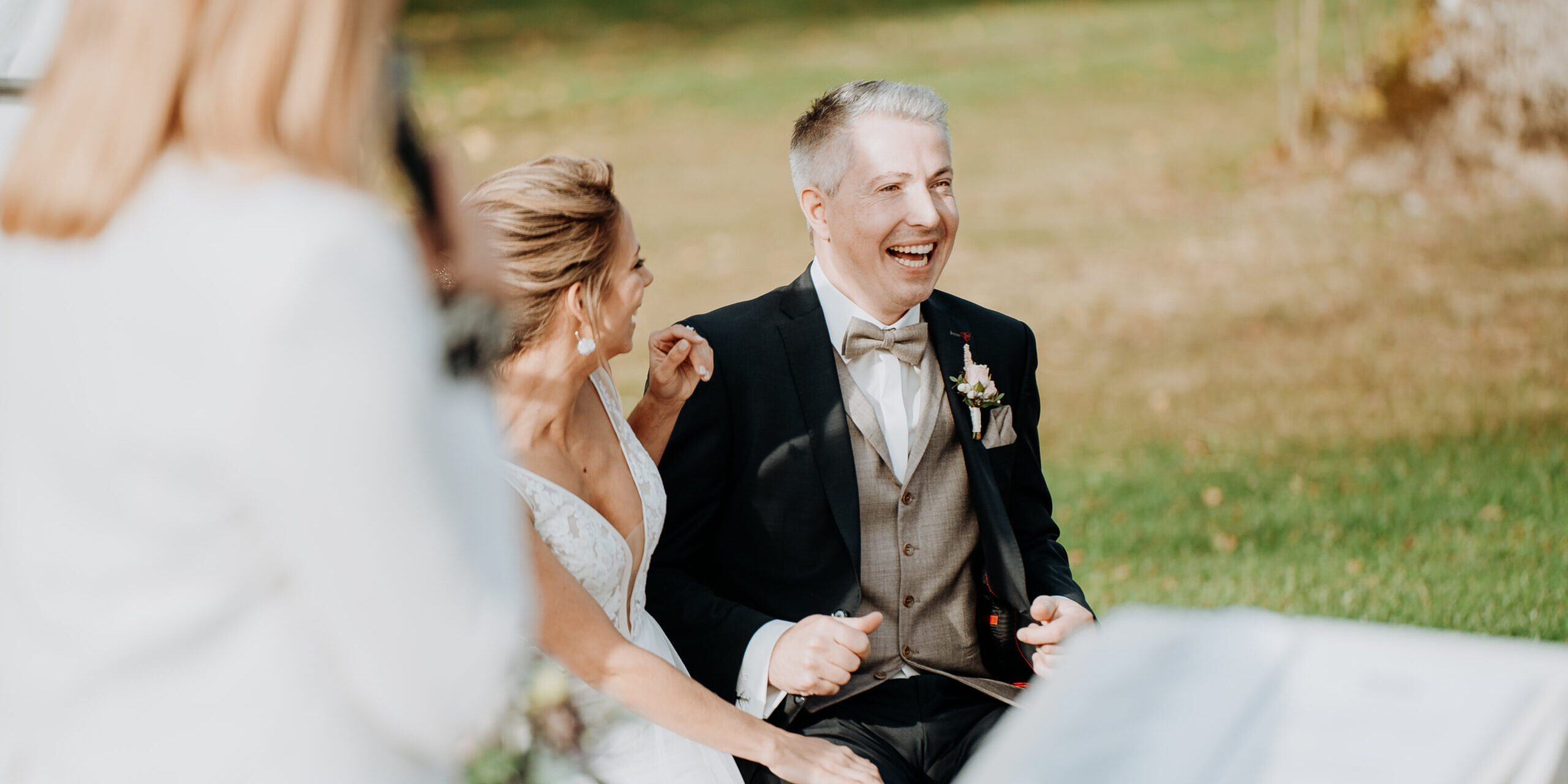 Jutta-Mesch-Hochzeitspaar-Fein.Klang.Momente Brautpaar mit lachenden Gesichtern liebevoll zugewandt